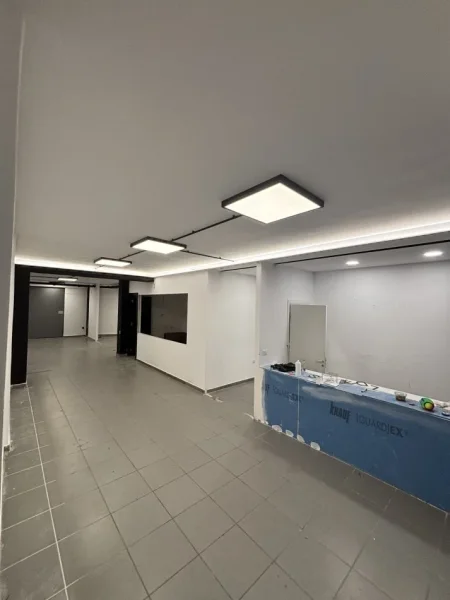 Tirane, jepet me qera ambjent biznesi Kati 1, 700 m² 5.000 € 