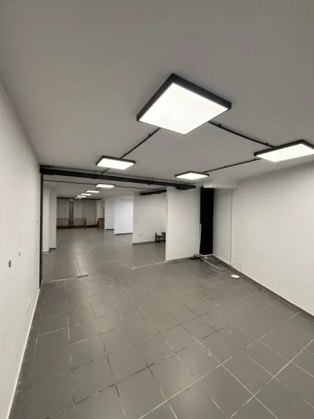 Tirane, jepet me qera ambjent biznesi Kati 1, 700 m² 5.000 € 