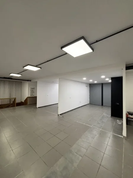 Tirane, jepet me qera ambjent biznesi Kati 1, 700 m² 5.000 € 