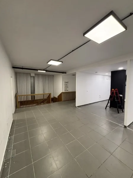 Tirane, jepet me qera ambjent biznesi Kati 1, 700 m² 5.000 € 