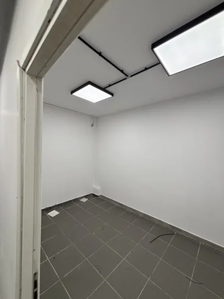 Tirane, jepet me qera ambjent biznesi Kati 1, 700 m² 5.000 € 