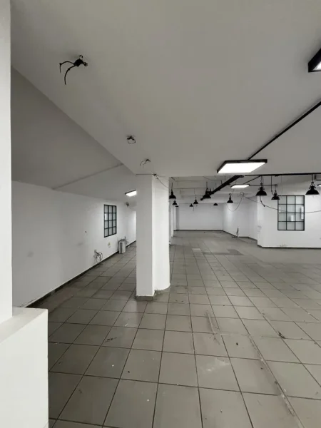 Tirane, jepet me qera ambjent biznesi Kati 1, 700 m² 5.000 € 