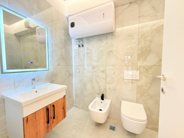 Tirane, jepet me qera zyre , 800 € (Rruga Jordan Misja)