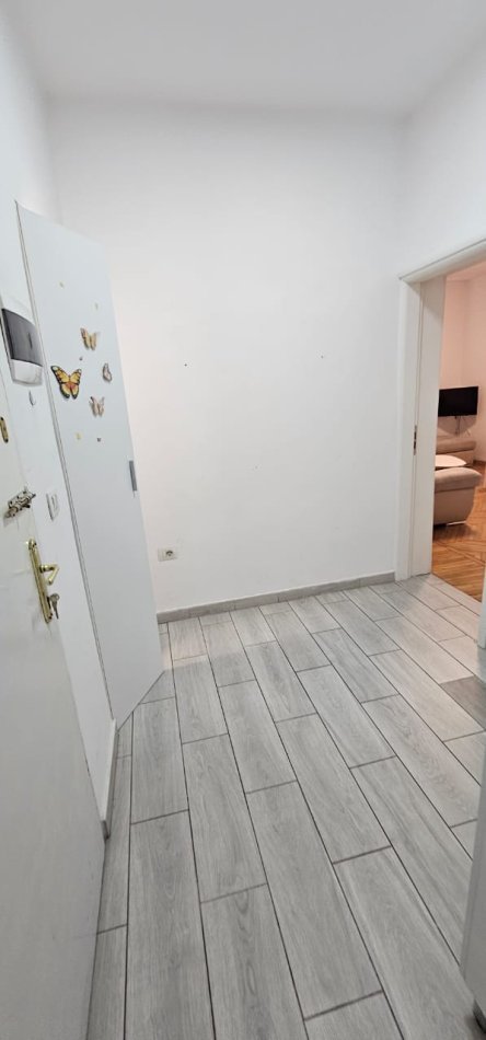 Tirane, jepet me qera apartament 1+1+Ballkon Kati 3, 60 m² 500 € (,Rruga e barrikadave , prane shkolles lidhja e prizerenit)