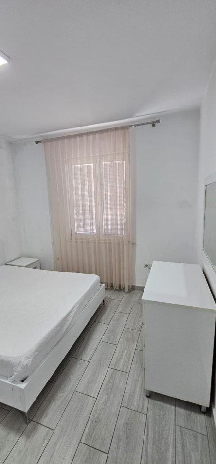 Tirane, jepet me qera apartament 1+1+Ballkon Kati 3, 60 m² 500 € (,Rruga e barrikadave , prane shkolles lidhja e prizerenit)
