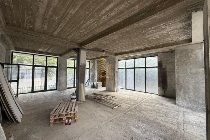 Tirane, jepet me qera ambjent biznesi Kati 0, 90 m² 600 € (Rruga Aleksander Moisiu)