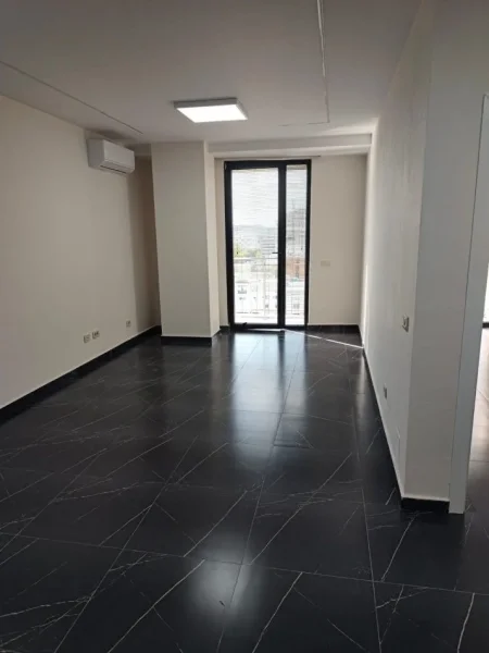 Tirane, jepet me qera zyre Kati 6, 75 m² 550 € (MINE PEZA)