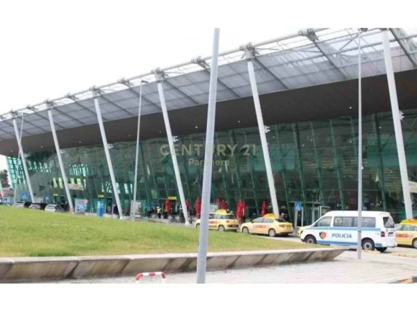 Tirane, shitet bar-resorant Kati 0, 1.000 m² 1.500.000 € (Aeroporti)