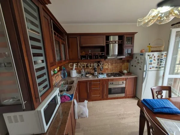 Tirane, shitet apartament 2+1+Aneks+Ballkon Kati 9, 110 m² 270.000 € (Barrikada)