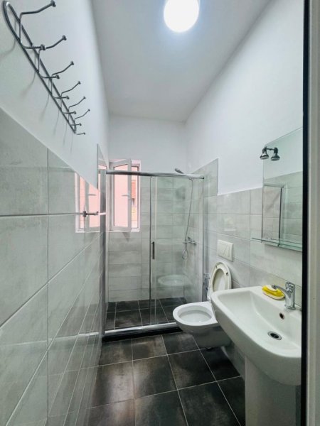 Tirane, jepet me qera apartament 2+1+Ballkon Kati 2, 90 m² 600 € 