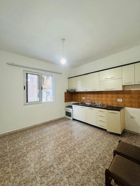 Tirane, jepet me qera apartament 2+1+Ballkon Kati 2, 90 m² 600 € 