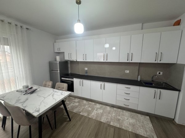 Tirane, jepet me qera apartament 1+1 Kati 2, 600 € 