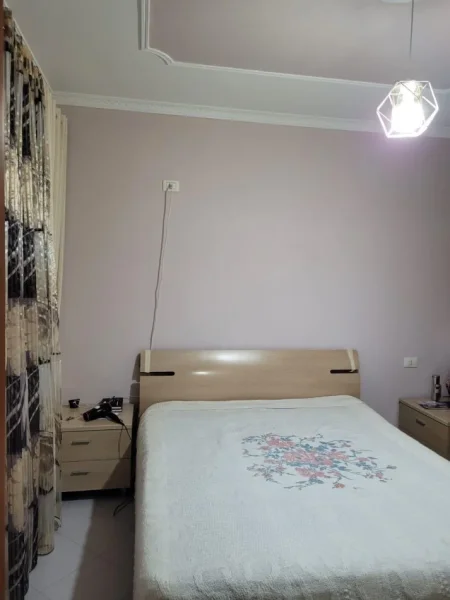 Tirane, jepet me qera apartament 2+1+Ballkon Kati 3, 100 m² 550 € 