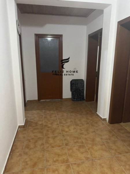 Tirane, jepet me qera apartament 3+1 Kati 4, 130 m² 400 € (SHKOZE)