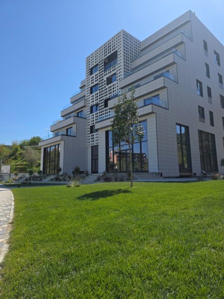 Tirane, jepet me qera apartament 1+1+Ballkon Kati 3, 76 m² 400 € (liqeni i thate)