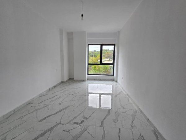 Tirane, jepet me qera apartament 1+1+Ballkon Kati 3, 76 m² 400 € (liqeni i thate)