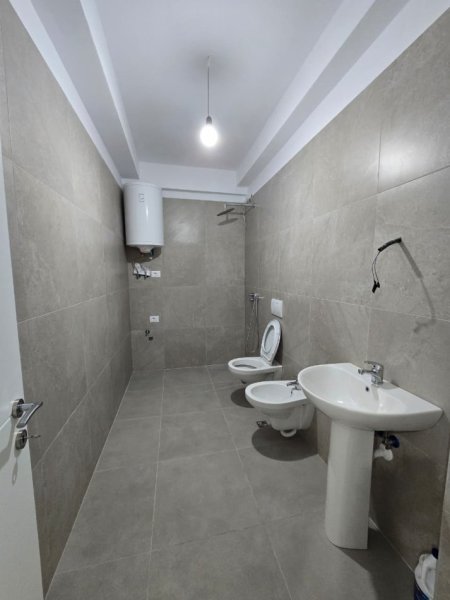Tirane, jepet me qera apartament 1+1+Ballkon Kati 3, 76 m² 400 € (liqeni i thate)