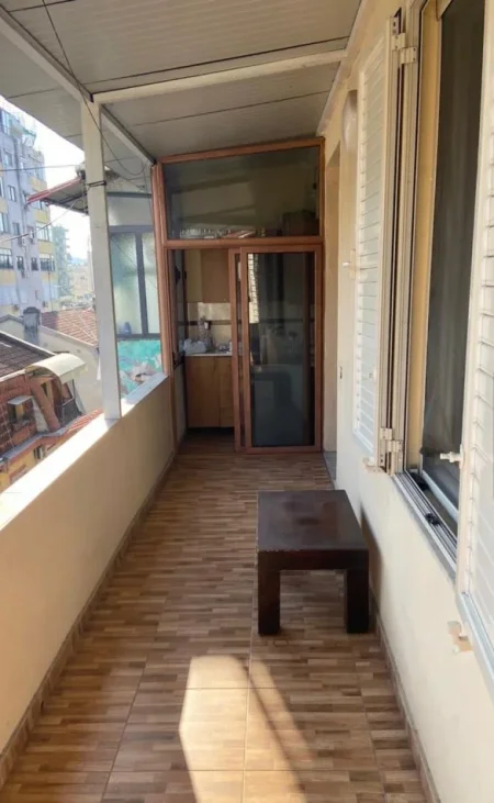 Tirane, jepet me qera apartament 1+1+Ballkon Kati 5, 65 m² 600 € 