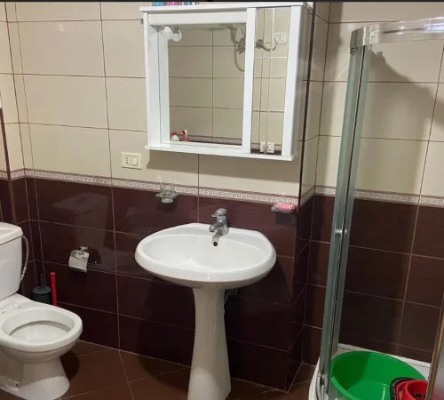 Tirane, jepet me qera apartament 1+1+Ballkon Kati 5, 65 m² 600 € 