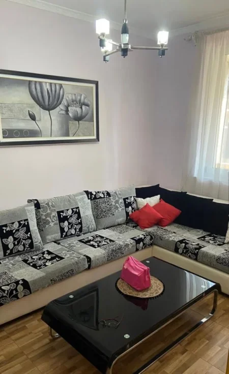 Tirane, jepet me qera apartament 1+1+Ballkon Kati 5, 65 m² 600 € 