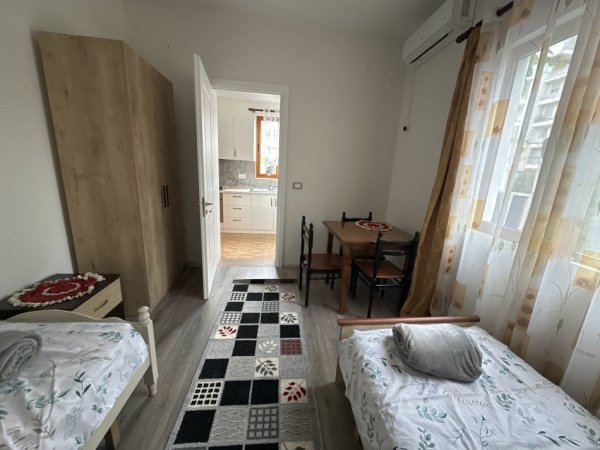 Tirane, jepet me qera Vile 1+1 Kati 2, 40 m²  450 L (rruga at zef pellumbi)