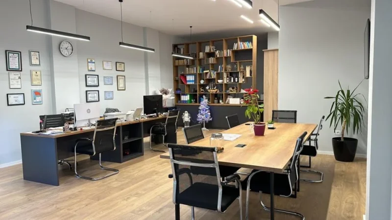 Tirane, jepet me qera ambjent biznesi Kati 0, 780 €