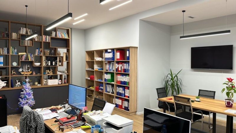 Tirane, jepet me qera ambjent biznesi Kati 0, 780 €