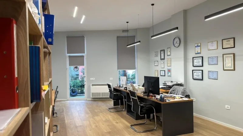 Tirane, jepet me qera ambjent biznesi Kati 0, 780 €