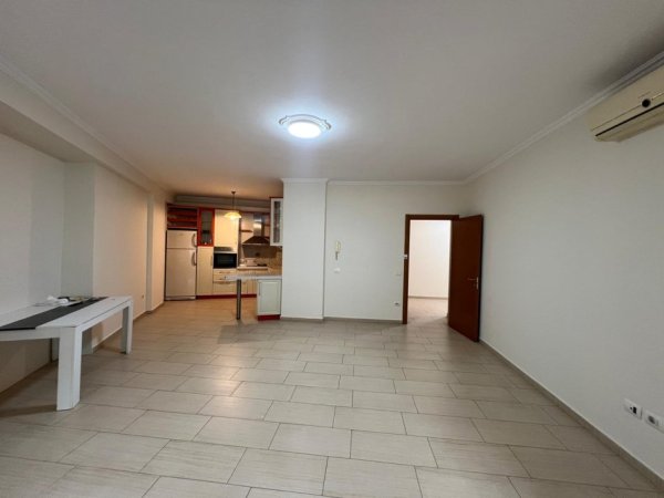 Tirane, jepet me qera apartament 2+1+Ballkon Kati 3, 125 m² 850 € (9 Katshet)