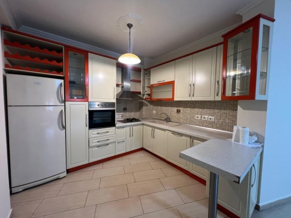 Tirane, jepet me qera apartament 2+1+Ballkon Kati 3, 125 m² 850 € (9 Katshet)