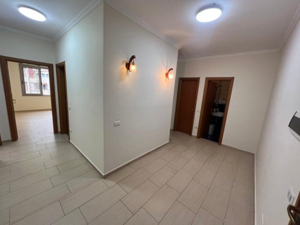 Tirane, jepet me qera apartament 2+1+Ballkon Kati 3, 125 m² 850 € (9 Katshet)