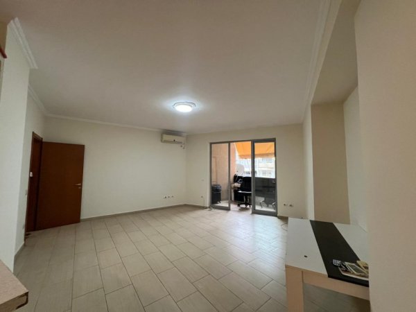 Tirane, jepet me qera apartament 2+1+Ballkon Kati 3, 125 m² 850 € (9 Katshet)