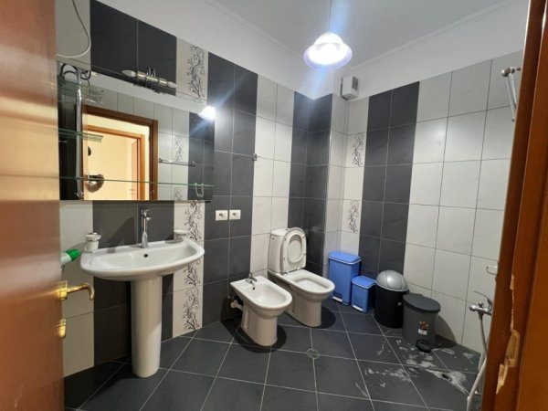 Tirane, jepet me qera apartament 2+1+Ballkon Kati 3, 125 m² 850 € (9 Katshet)