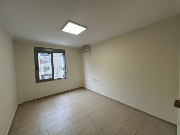Tirane, jepet me qera apartament 2+1+Ballkon Kati 3, 125 m² 850 € (9 Katshet)