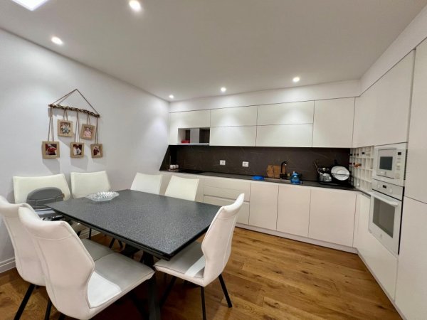 Tirane, jepet me qera Vile 2 Katshe Kati 2, 371 m² 2.500 € (Laknas)