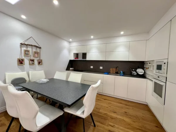 Tirane, jepet me qera Vile 2 Katshe Kati 2, 371 m² 2.500 € (Laknas)