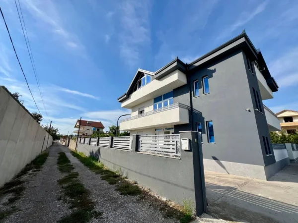 Tirane, jepet me qera Vile 2 Katshe Kati 2, 371 m² 2.500 € (Laknas)