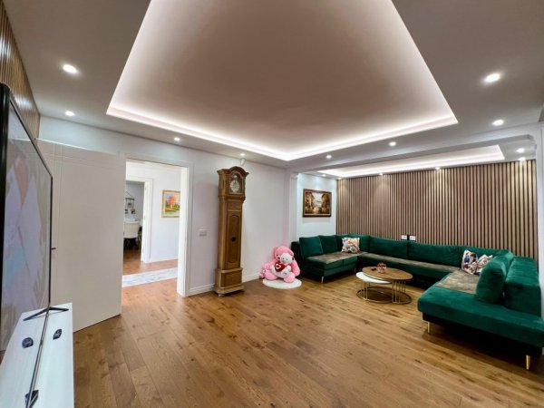 Tirane, jepet me qera Vile 2 Katshe Kati 2, 371 m² 2.500 € (Laknas)