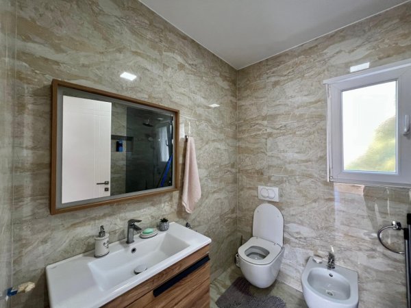 Tirane, jepet me qera Vile 2 Katshe Kati 2, 371 m² 2.500 € (Laknas)