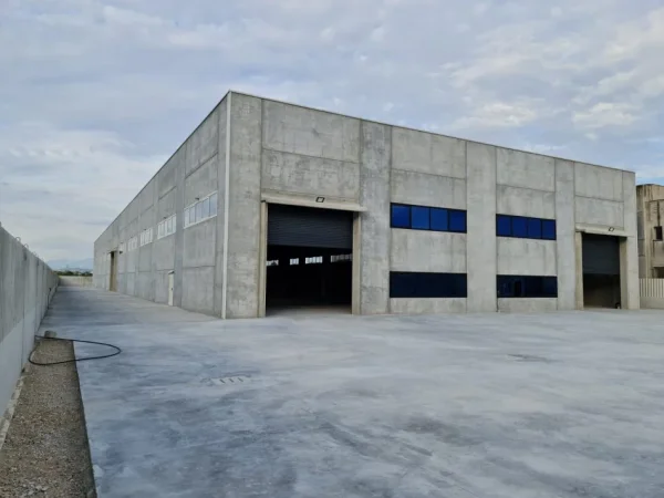 Tirane, jepet me qera magazine Kati 0, 3.500 m² 10.500 € (Autostrada Tirane-Durres)