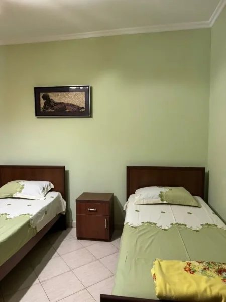 Tirane, jepet me qera apartament 1+1 Kati 1, 70 m² 300 € (Kombinat)