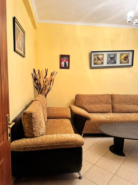 Tirane, jepet me qera apartament 1+1 Kati 1, 70 m² 300 € (Kombinat)