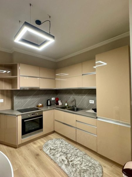 Tirane, jepet me qera apartament 1+1+Ballkon Kati 4, 65 m² 850 €