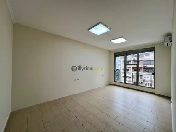 Tirane, jepet me qera apartament 2+1+Ballkon Kati 3, 125 m² 800 € (9-katëshet)
