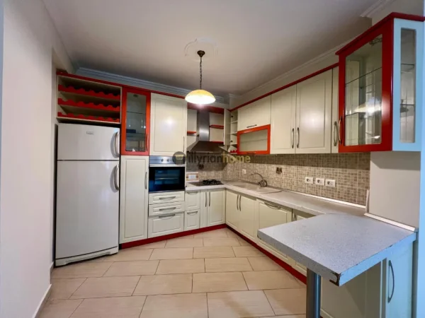 Tirane, jepet me qera apartament 2+1+Ballkon Kati 3, 125 m² 800 € (9-katëshet)