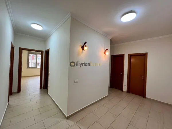 Tirane, jepet me qera apartament 2+1+Ballkon Kati 3, 125 m² 800 € (9-katëshet)