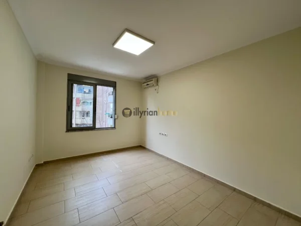 Tirane, jepet me qera apartament 2+1+Ballkon Kati 3, 125 m² 800 € (9-katëshet)