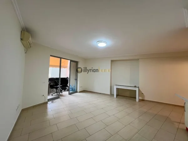 Tirane, jepet me qera apartament 2+1+Ballkon Kati 3, 125 m² 800 € (9-katëshet)