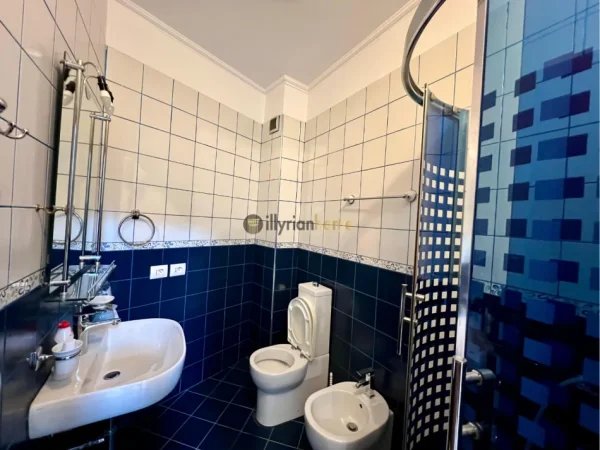Tirane, jepet me qera apartament 2+1+Ballkon Kati 3, 125 m² 800 € (9-katëshet)