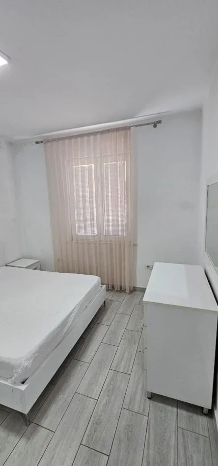 Tirane, jepet me qera apartament 1+1+Ballkon Kati 3, 60 m² 500 € (Rr. E Barrikadave, perballe Sami Frasherit)